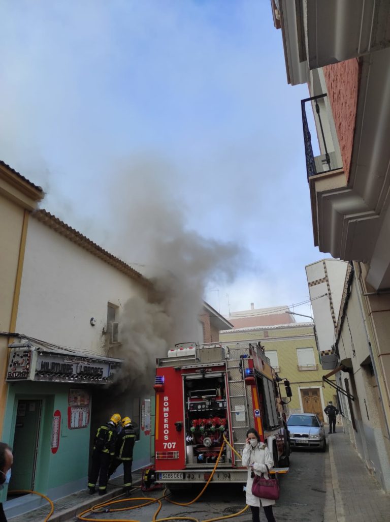 El fuego destruye una mercería en Tomelloso