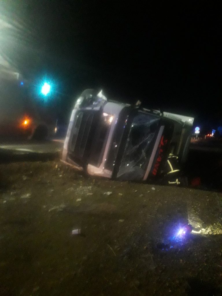 Bomberos de Manzanares auxilian al conductor de un camión frigorífico volcado en la A-4