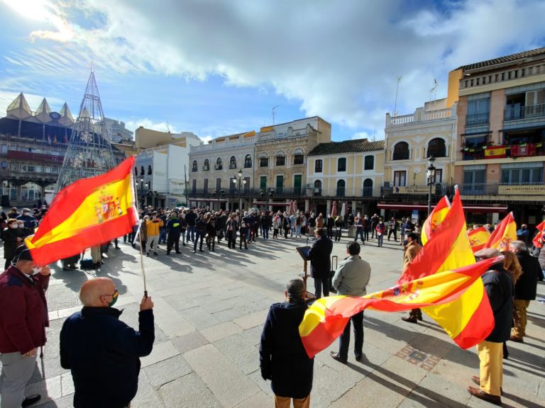 VOX llama a defender la legalidad constitucional frente a los “privilegiados de siempre”