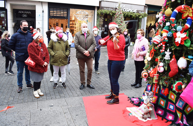 Puertollano: El espíritu navideño en el árbol de crochet de la Asociación Santa Águeda