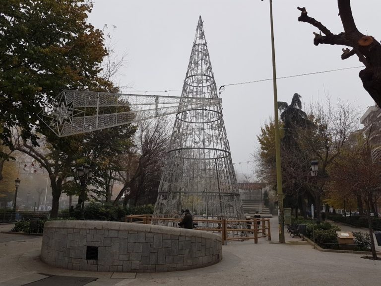 Puertollano: El árbol de Navidad de Repsol se suma a las nuevas guirnaldas luminosas del Paseo