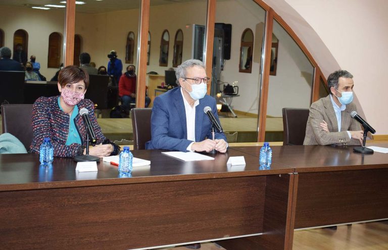 Reencuentro literario de Manuel Juliá con Puertollano en la presentación de su último libro