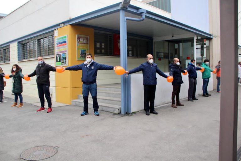 La comunidad educativa del Colegio Ntra. Sra. del Prado de Ciudad Real «abraza» el centro en rechazo de la Ley Celaá