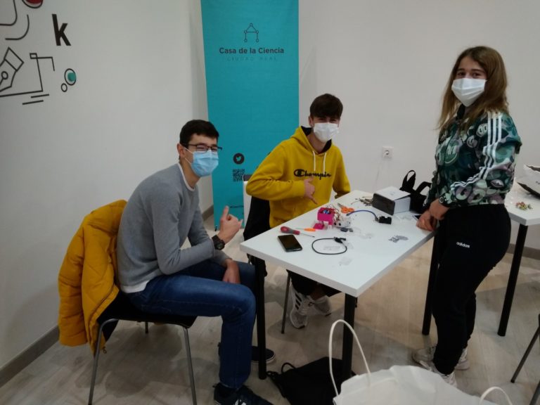 Robótica en tiempos de pandemia: Alumnos del IES Maestro Juan de Ávila de Ciudad Real montan robots destinados al aula del  hospital