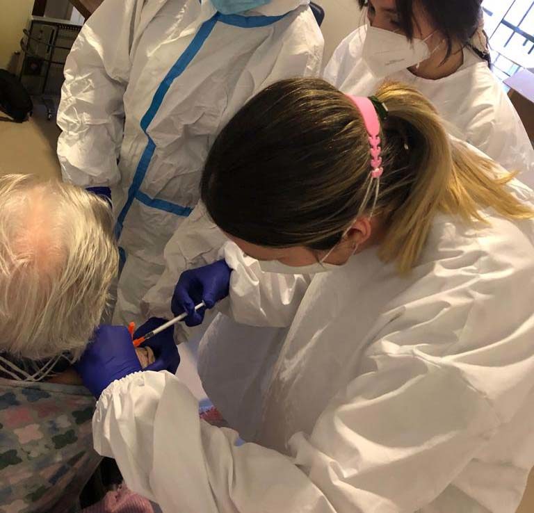 Soledad Sánchez Ruiz, primera vacunada conta el COVID-19 en Puertollano