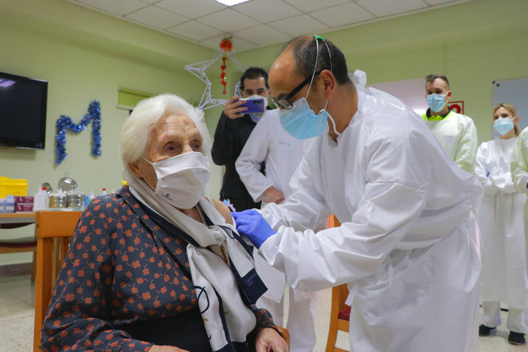 Comienzan a ponerse las primeras vacunas contra el COVID-19 en Ciudad Real y Puertollano