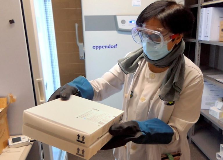 C-LM ya vacuna «a velocidad de crucero» y avanza que en dos semanas acabará la campaña en centros residenciales