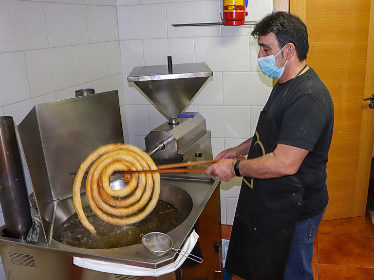 Desayunos, platos calientes y compra cercana en Argamasilla de Calatrava