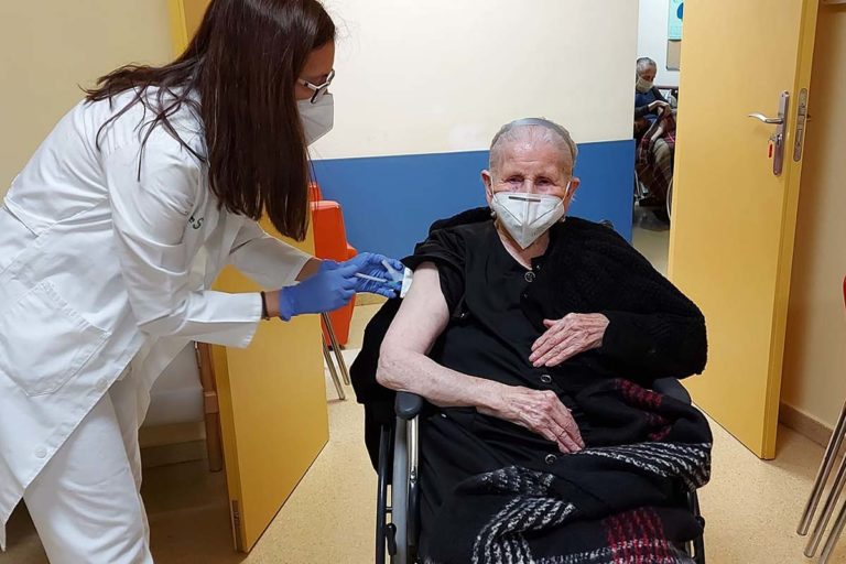 Comienza la vacunación contra el COVID de los mayores de 80 años
