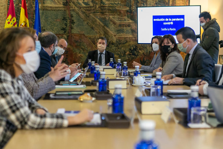 Castilla-La Mancha cierra municipios y bares, adelanta el toque de queda y pide limitar los contactos a los convivientes