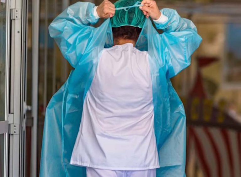 Reconocen por primera vez en España la enfermedad profesional a un trabajador sanitario infectado por Covid-19