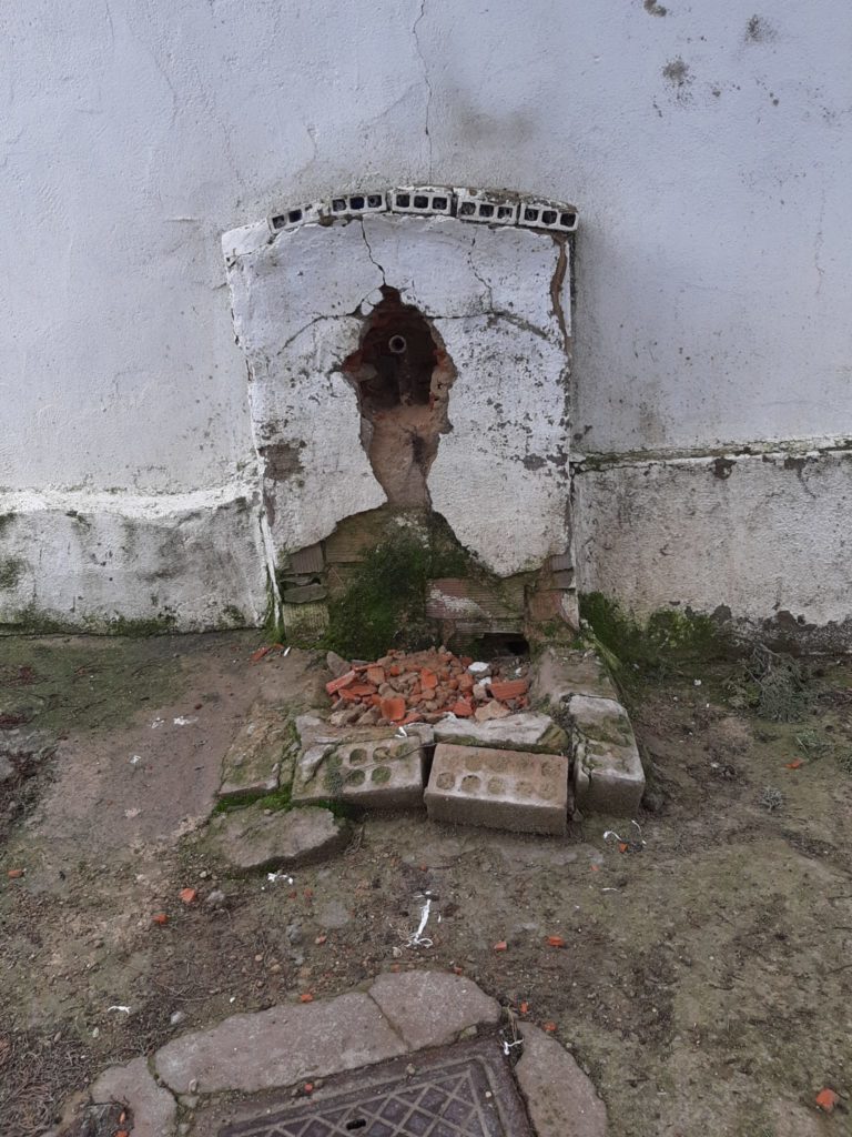 Reclaman que se repare uno de los grifos del cementerio