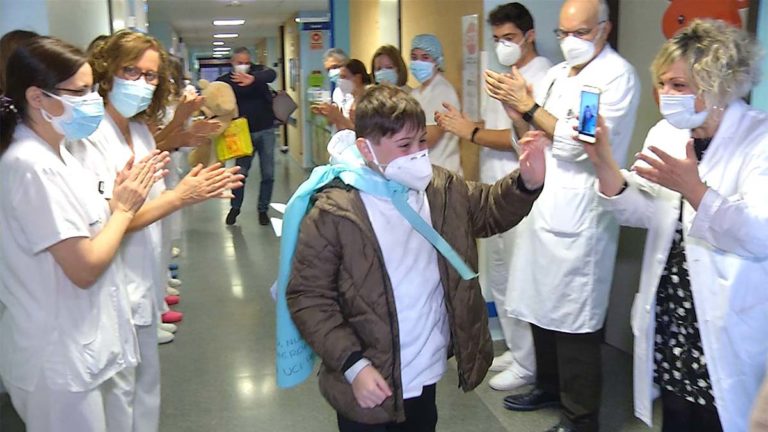 Mateo, el niño que estuvo 11 días en la UCI del Hospital Mancha Centro, recibe el alta médica y vuelve a casa con su familia