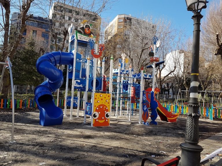 Puertollano: Un gran barco pirata ancla en el corazón del Paseo como premio a los niños