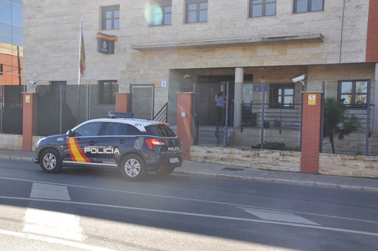La Policía Nacional de Valdepeñas interviene en un virulento incendio y logra salvar a un hombre en silla de ruedas