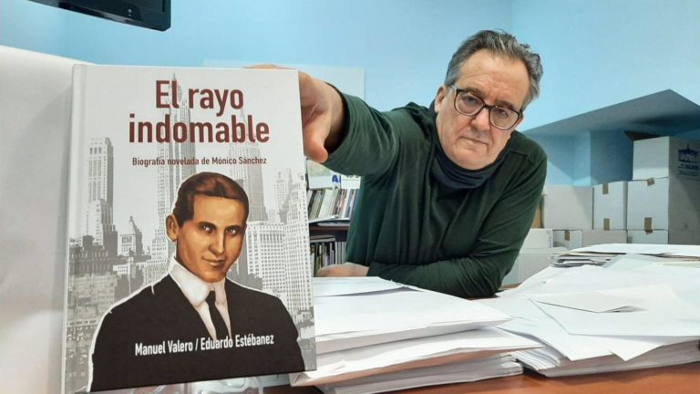 Manuel Valero firma este lunes en Puertollano ejemplares de «El rayo indomable», la biografía novelada del inventor Mónico Sánchez