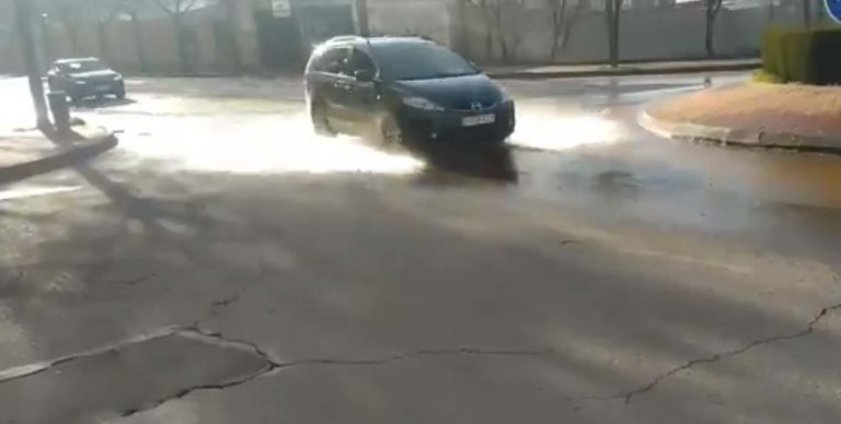 Puertollano: Un reventón inunda algunas vías en barriada Fraternidad