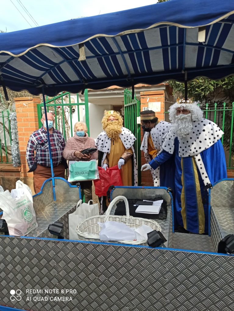 Los Reyes Magos recorren en trenecito los caminos de La Poblachuela