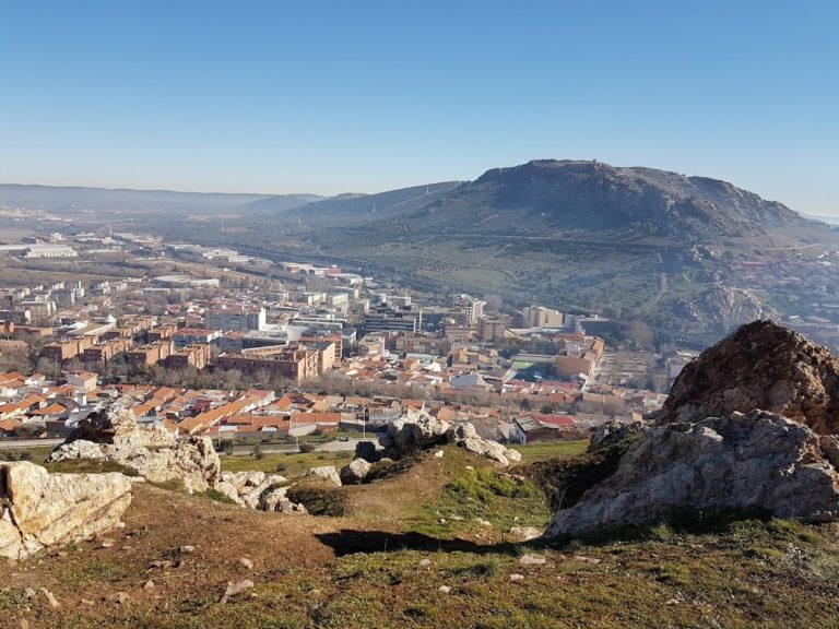 Espadas milenarias y un cráter en las alturas: Los arcanos del Cerro de San Sebastián de Puertollano