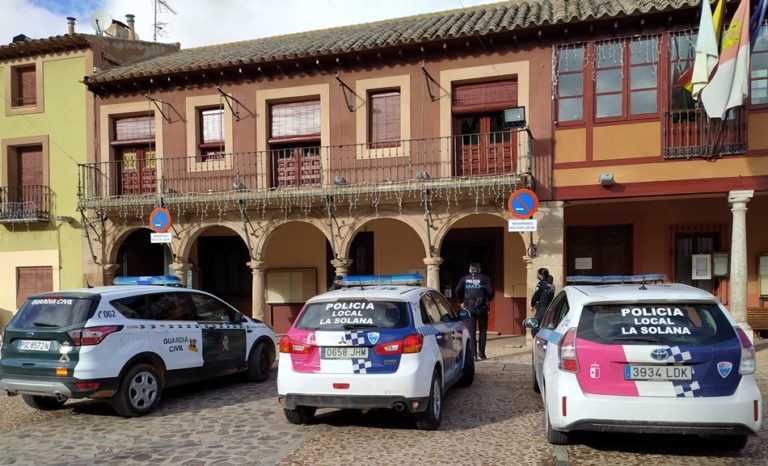 Heridos dos menores de 17 años tras colisionar la motocicleta en la que viajaban con un turismo en La Solana