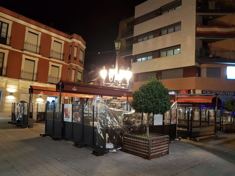 El alcalde de Puertollano lamenta que tenga que ordenar el desmontaje de terrazas y dice a los hosteleros que «pidan responsabilidades» a la oposición