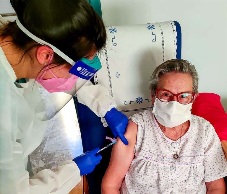 Vacunados contra la Covid-19 un centenar de mayores y 50 trabajadores de la residencia de Argamasilla de Calatrava