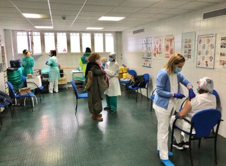 Preocupación entre sanitarios de Puertollano por el retraso en la segunda dosis de la vacuna contra el COVID-19