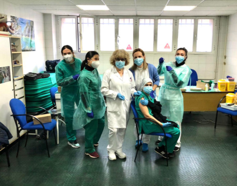 El personal sanitario de Puertollano, emocionado, comienza a vacunarse contra el COVID-19