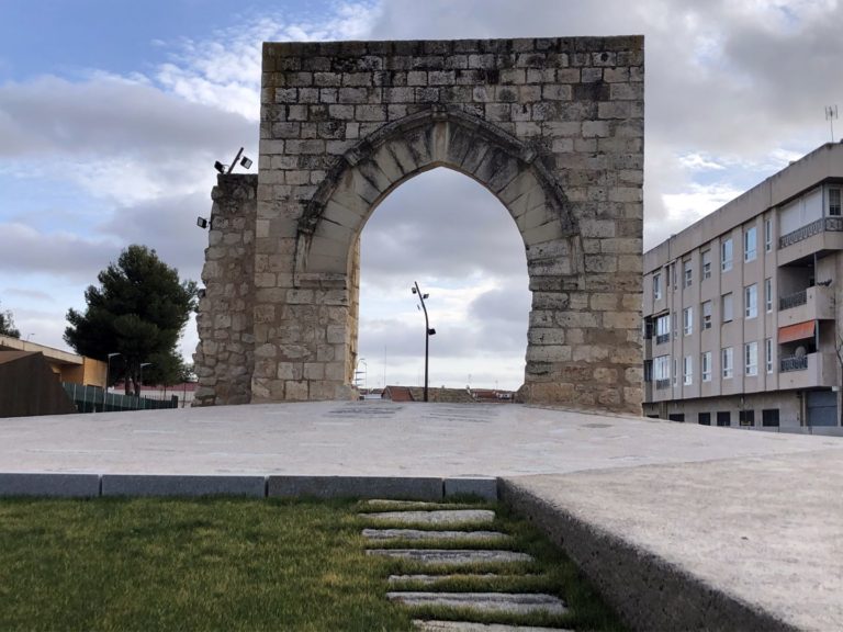 Vecinos lamentan que el Ayuntamiento de Ciudad Real «incumpla» su promesa de dejar libre de terrazas el Arco del Torreón