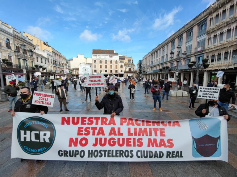 Los hosteleros advierten de que su paciencia “está al límite” y reclaman menos restricciones con una sonora cacerolada en Ciudad Real