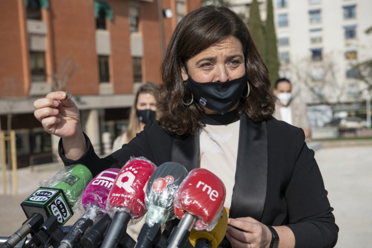 Una moneda de los Reyes Católicos hallada en un basurero junto al Arco del Torreón