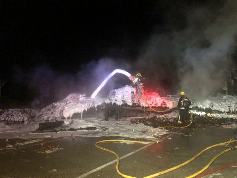Arde un tráiler cargado de fruta en Villarta de San Juan