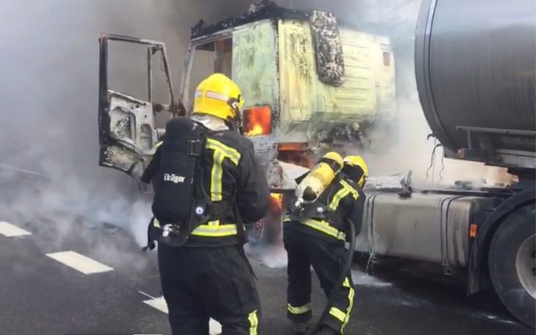 Arde la cabina de un camión cisterna en la variante Este de Puertollano