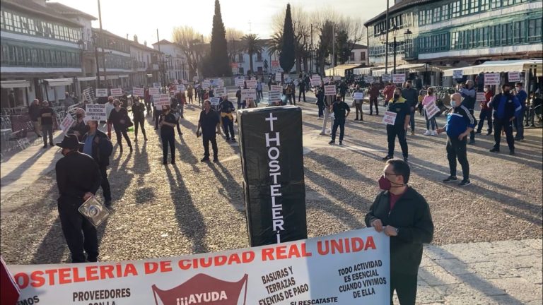 Los hosteleros del Campo de Calatrava representan su propio «entierro» en Almagro para clamar por ayudas