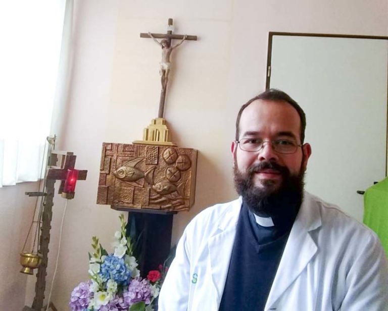 Puertollano: Sanitarios encuentran «respiro» espiritual en un pequeño despacho tras la conversión de la capilla del hospital en almacén