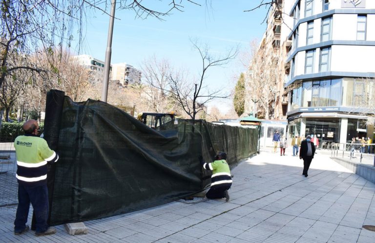 Iniciada la instalación del nombre de Puertollano frente al mercado