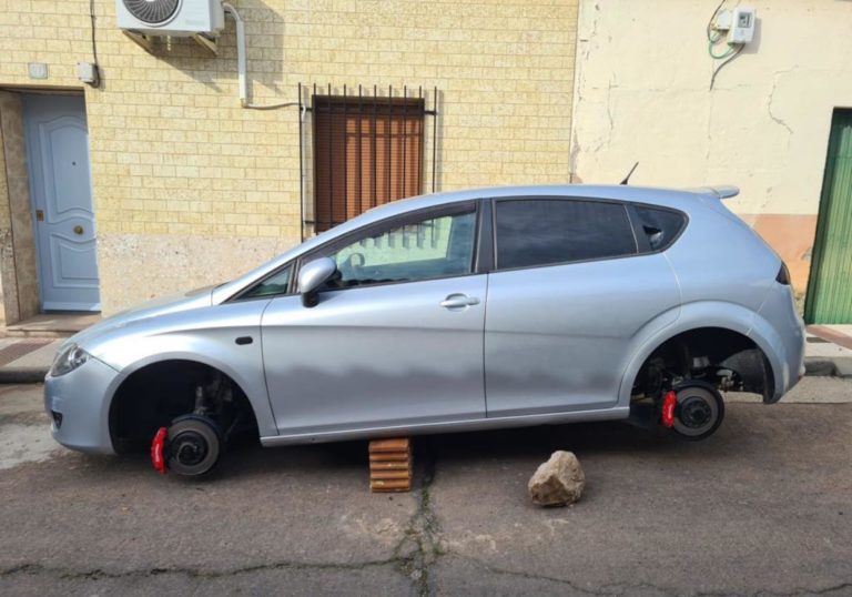 Puertollano: Dejan «descalzo» a un vehículo para robarle las cuatro llantas y atan la puerta del vecino para que no pueda salir