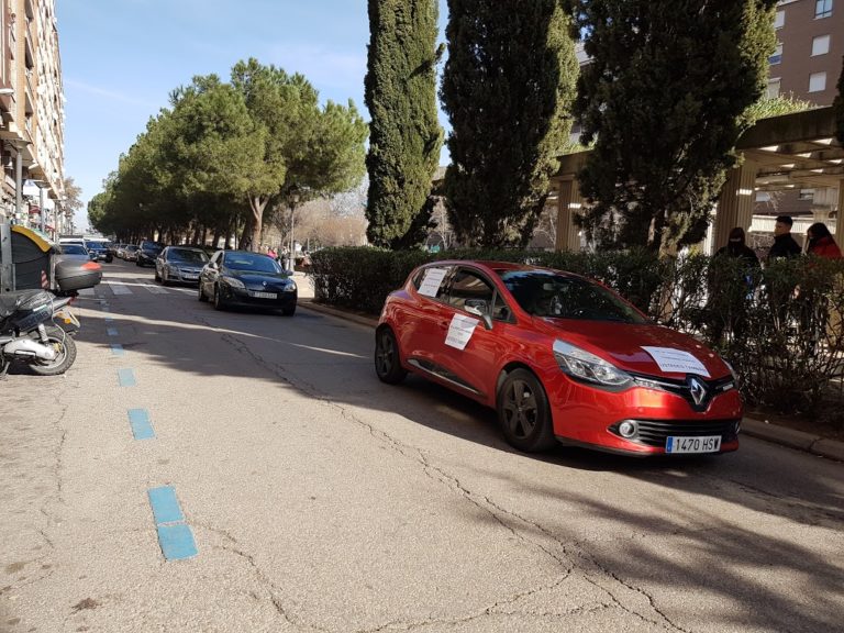 Los hosteleros toman el centro de Puertollano a toque de claxon