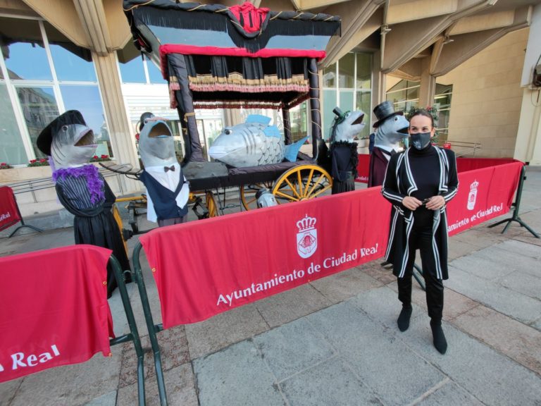 Ciudad Real: Festejos expone en la Plaza Mayor el catafalco de la sardina y los nuevos cabezudos de su cortejo
