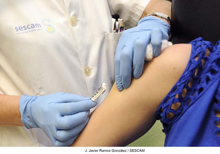 Castilla-La Mancha no se plantea «hoy por hoy» sancionar a las personas que no quieran vacunarse