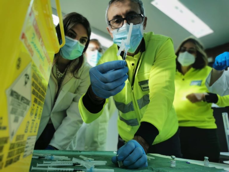 Castilla-La Mancha actualizará el calendario de vacunación contra el COVID-19 tras la suspensión de AstraZeneca