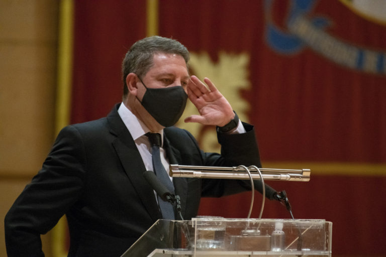 Becas a necesitados, 10 millones a investigación y posible gratuidad de primera matrícula, oferta de Page a Garde y UCLM