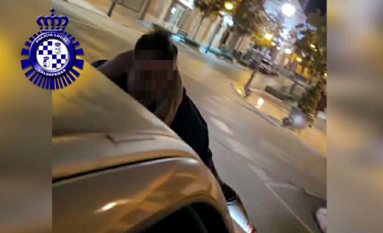 Valdepeñas: Se sube al capó de un coche en marcha entre las risas de todos, pero les podría salir caro