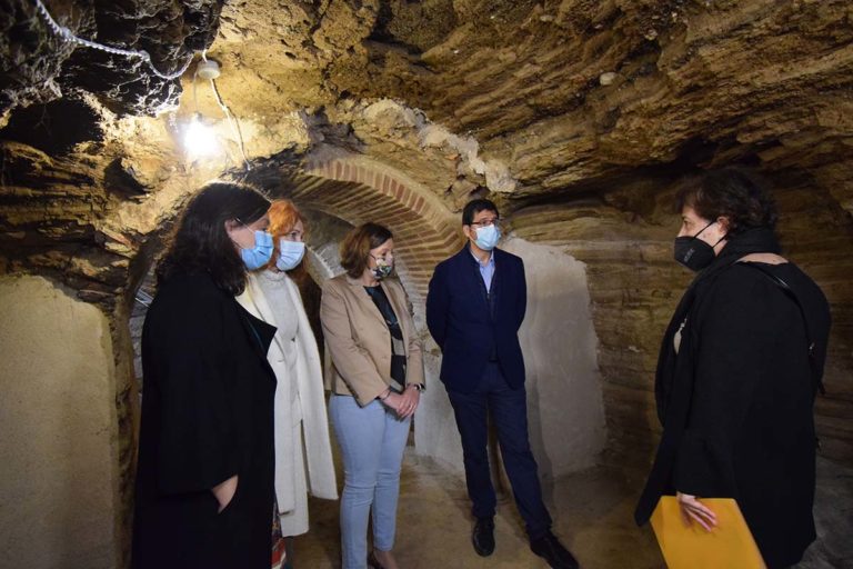 Las instituciones de Ciudad Real visitan el recuperado arco del torreón del alcázar y las galerías subterráneas