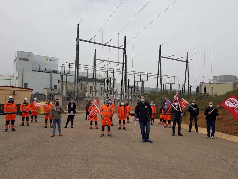 Trabajadores de Abengoa en Puertollano se concentran por la continuidad de sus empleos