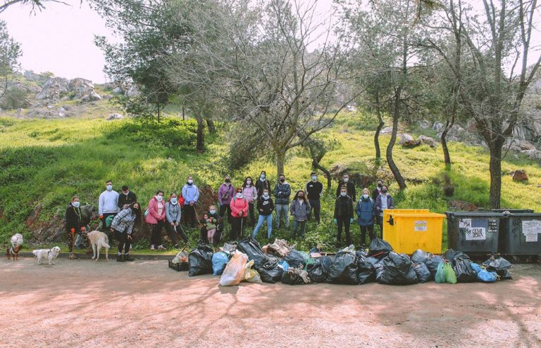 Puertollano: Los jóvenes de «Acta non verba» lamentan el estado del Caminillo tras  recoger 200 kilos de basura