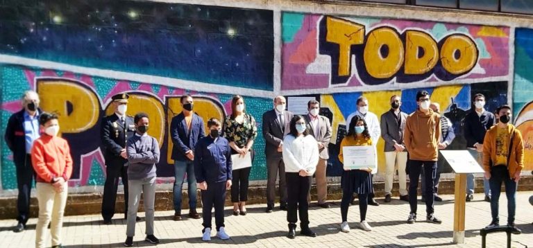 Los niños de Puertollano homenajean a mayores y  profesionales sanitarios cuando se cumple un año del decreto de confinamiento