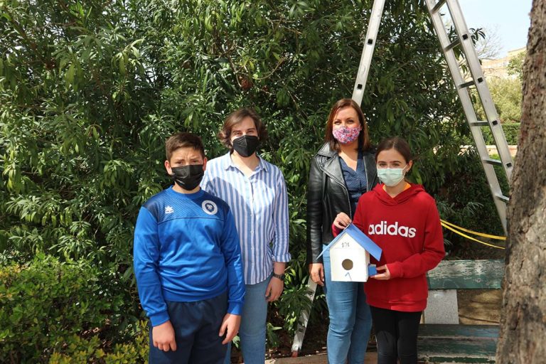 El Colegio San José de Puertollano instala 20 nidos de aves para controlar las plagas de procesionarias