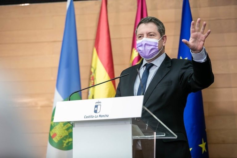 Castilla-La Mancha retomará la vacunación de los docentes este jueves