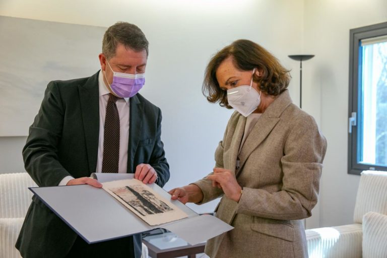 La vicepresidenta primera Carmen Calvo se reúne con el presidente de Castilla-La Mancha, Emiliano García Page en La Moncloa